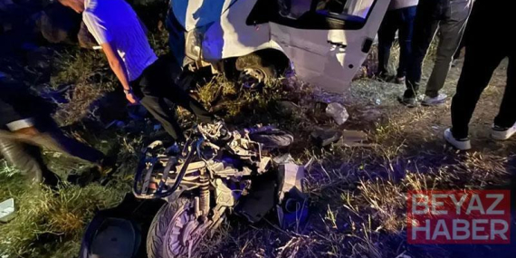 Minibüs ile çarpışan motosikletin sürücüsü öldü, 4 kişi yaralandı