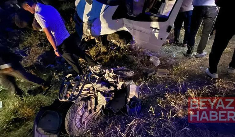 Minibüs ile çarpışan motosikletin sürücüsü öldü, 4 kişi yaralandı