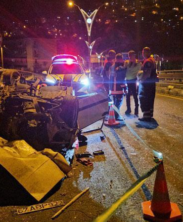 Otomobil, beton bariyere ve otomobile çarpıp takla attı: 1 yaralı