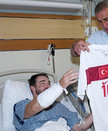 TFF Başkanı Hacıosmanoğlu, kaza geçiren polisi hastanede ziyaret etti