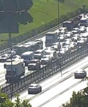 TEM Otoyolu’nda araç takla attı; trafikte yoğunluk oluştu
