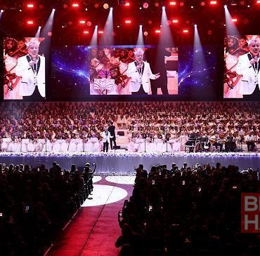 800 kişilik Bilfen Filarmoni Orkestrası, Levent Yüksel ile konser verdi