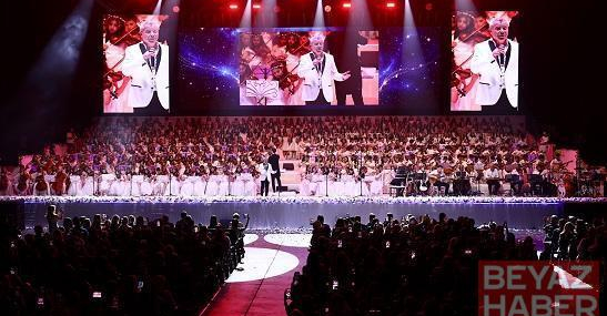 800 kişilik Bilfen Filarmoni Orkestrası, Levent Yüksel ile konser verdi