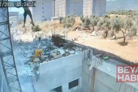 Çalıştığı inşaatta iskeleden düşen işçi ağır yaralandı; olay kamerada