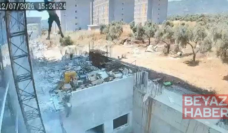 Çalıştığı inşaatta iskeleden düşen işçi ağır yaralandı; olay kamerada