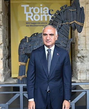Bakan Ersoy, Roma