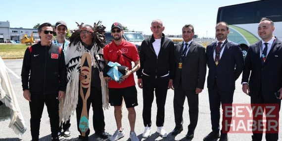 A Milli Futbol Takımı, Vancouver’da meşalelerle karşılandı