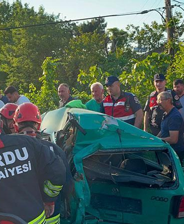 Ordu’da minibüs, park halindeki otomobile çarptı: 3 yaralı
