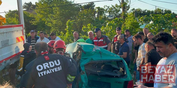 Ordu’da minibüs, park halindeki otomobile çarptı: 3 yaralı