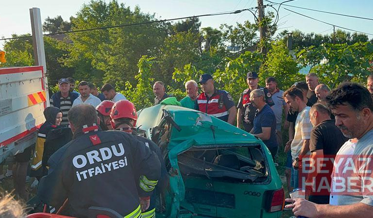 Ordu’da minibüs, park halindeki otomobile çarptı: 3 yaralı