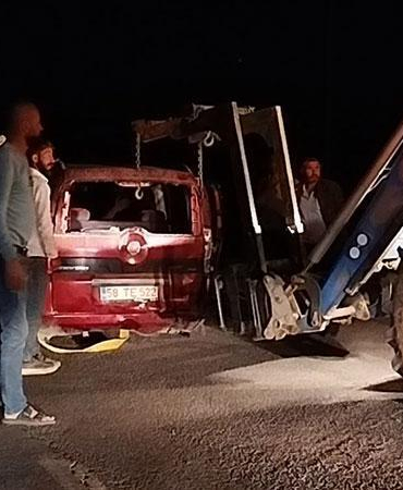 Sivas’ta hafif ticari araç ile otomobil çarpıştı: 6 yaralı