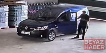 Hafif ticari araca giren yılan paniğe neden oldu; o anlar kamerada