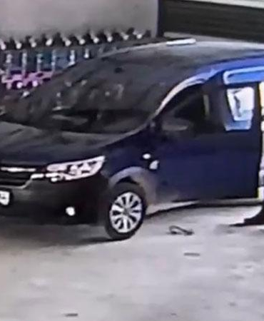 Hafif ticari araca giren yılan paniğe neden oldu; o anlar kamerada