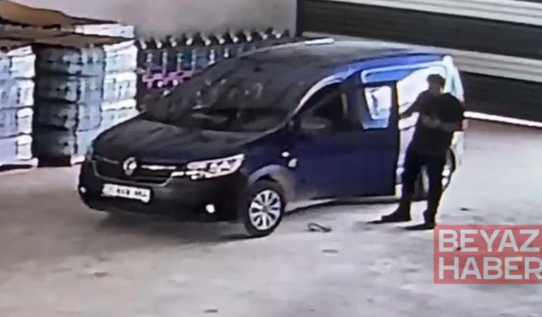 Hafif ticari araca giren yılan paniğe neden oldu; o anlar kamerada