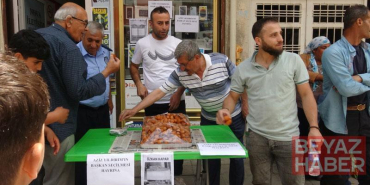 Aziz Yıldırım’ın başkanlığı tatlı dağıtılarak kutlandı