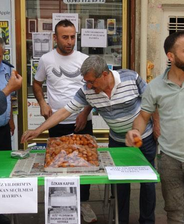 Aziz Yıldırım’ın başkanlığı tatlı dağıtılarak kutlandı