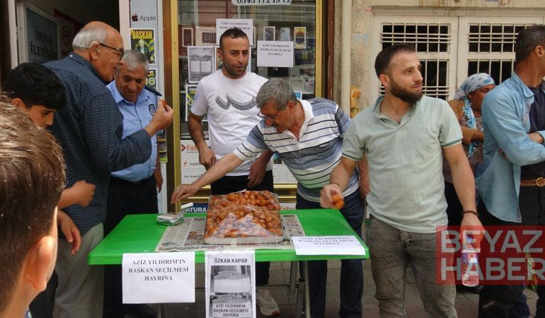 Aziz Yıldırım’ın başkanlığı tatlı dağıtılarak kutlandı