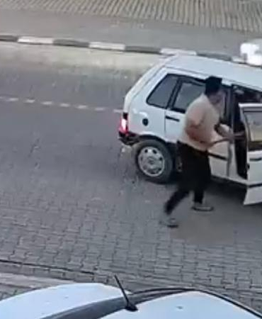 Yolunu kesen kuzenleri tarafından demir çubuklarla dövüldü; olay kamerada