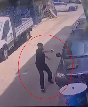 Bursa’da silahlı saldırı anı kamerada: 2 yaralı