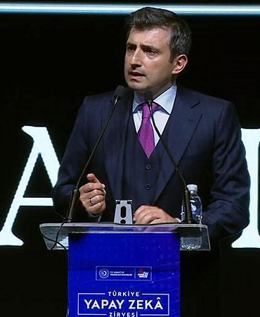 Bayraktar: Makinelerin ve makine insanlarının istilası ile karşı karşıyayız