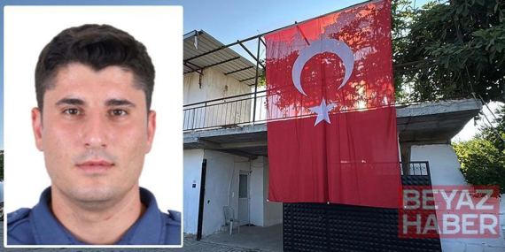 Şehit polis memurunun babaevine Türk bayrağı asıldı