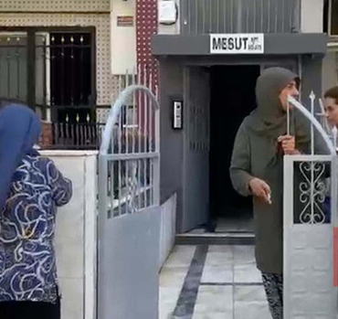 Eşini silahla öldürüp kızını yaraladı
