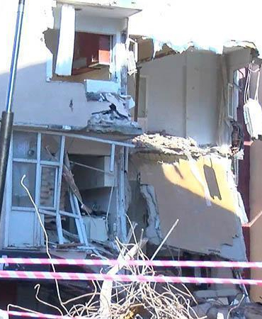 Güngören’de yıkım sırasında çöken apartman nedeniyle 2 bina tahliye edildi