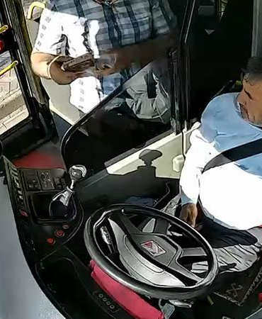 Kimliğini otobüste kaybeden LGS öğrencisine şoförden destek; o anlar kamerada