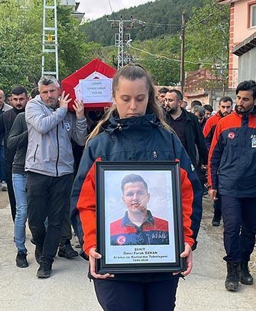Yaşamını yitiren AFAD personelinin cenaze namazını babası kıldırdı