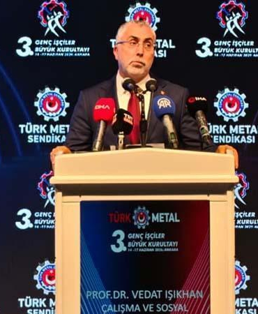Bakan Işıkhan: İrademizin yönetimini sanal dünyaya teslim etmekten kaçınmalıyız