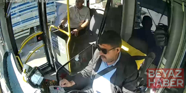 Otobüs şoförü, rahatsızlanan yolcusunu hastaneye yetiştirdi; o anlar kamerada