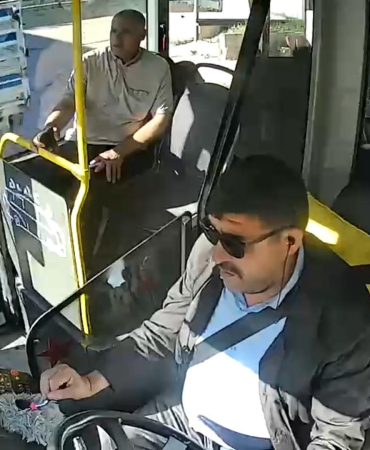 Otobüs şoförü, rahatsızlanan yolcusunu hastaneye yetiştirdi; o anlar kamerada