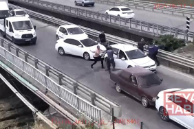 Cezaevi önünde 2 kişiyi yaralayıp, otomobil gasbeden şüphelilerin yakalanma anı kamerada