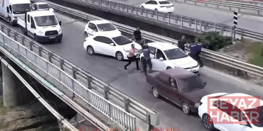 Cezaevi önünde 2 kişiyi yaralayıp, otomobil gasbeden şüphelilerin yakalanma anı kamerada