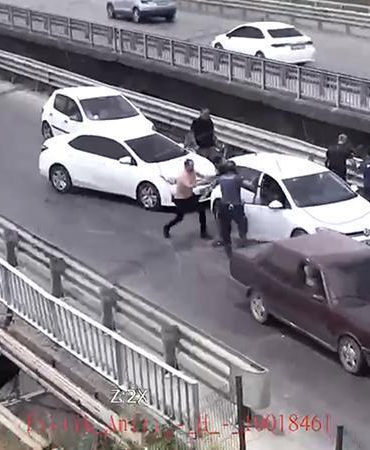 Cezaevi önünde 2 kişiyi yaralayıp, otomobil gasbeden şüphelilerin yakalanma anı kamerada