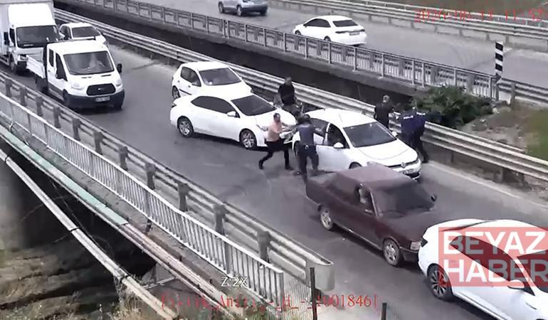 Cezaevi önünde 2 kişiyi yaralayıp, otomobil gasbeden şüphelilerin yakalanma anı kamerada