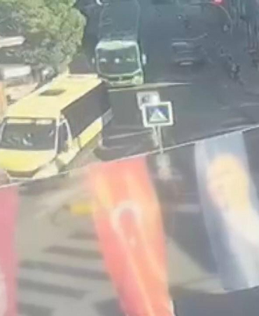 Beyoğlu’nda minibüsün çarptığı yaya hayatını kaybetti; kaza kamerada