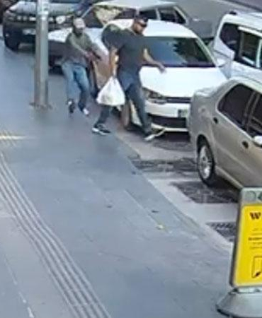 Pastaneden çıkarken silahlı saldırıya uğradı; olay kamerada