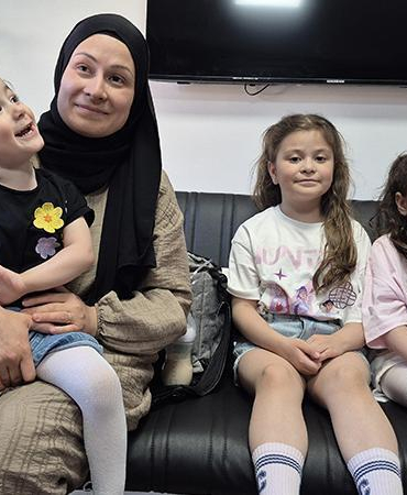 13 yıl önce ameliyat olup görmeye başlayan Eda Nur, 3 çocuğunun da sağlığına kavuşmasını istiyor