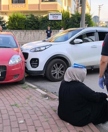 Cipin çarpıp, sürüklediği otomobil kaldırıma çıkarak durdu; 4 yaralı