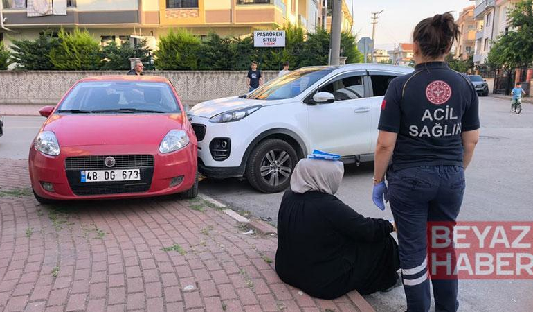 Cipin çarpıp, sürüklediği otomobil kaldırıma çıkarak durdu; 4 yaralı