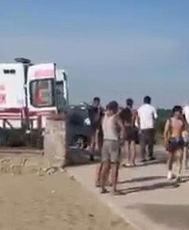 Denize giren 2 kardeşten biri boğuldu