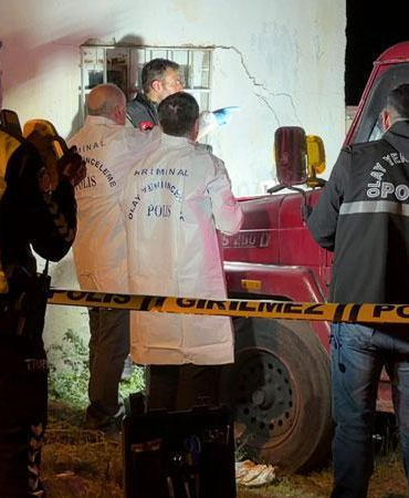 Çocuklar oynarken hareket eden kamyonet ile ev arasında sıkışan Ayaz öldü; o anlar kamerada