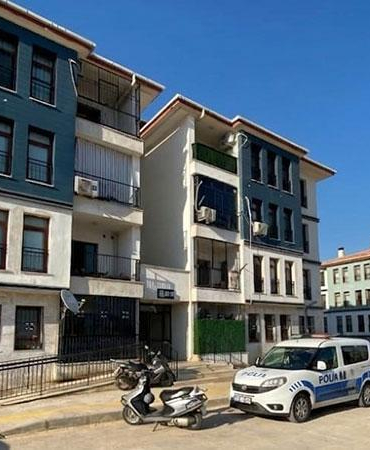 Kızı tarafından tabancayla vurulmuş halde bulunan kadın hastanede öldü
