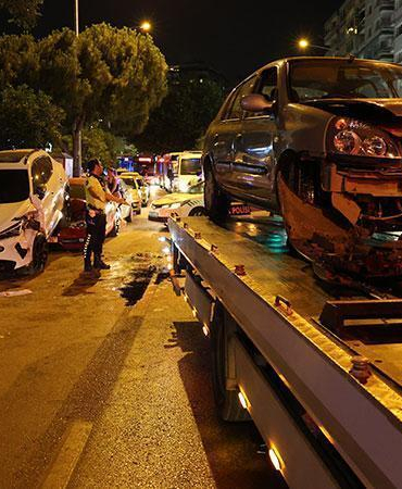 Seyir halindeyken kalp krizi geçirip park halindeki araçlara çarpan sürücü hastanede öldü
