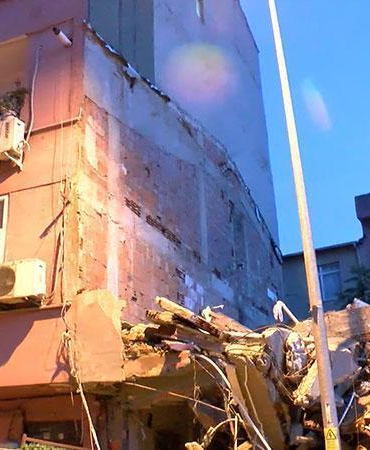 Kağıthane’de yıkım sırasında yanındaki binalar hasar gördü; 2 bina tahliye edildi