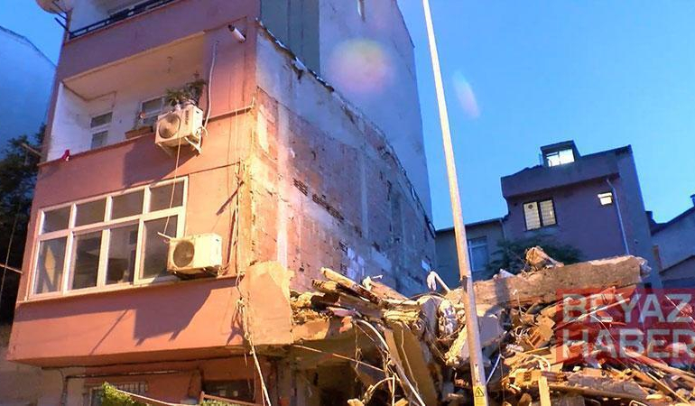 Kağıthane’de yıkım sırasında yanındaki binalar hasar gördü; 2 bina tahliye edildi