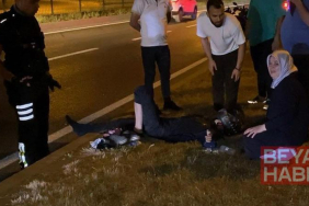 Kaza yerine gelen anne, yaralı oğlunun elini tutarak moral verdi