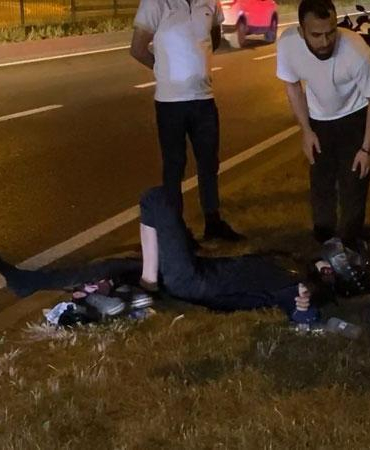 Kaza yerine gelen anne, yaralı oğlunun elini tutarak moral verdi