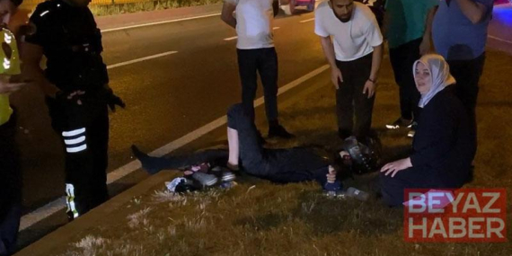 Kaza yerine gelen anne, yaralı oğlunun elini tutarak moral verdi